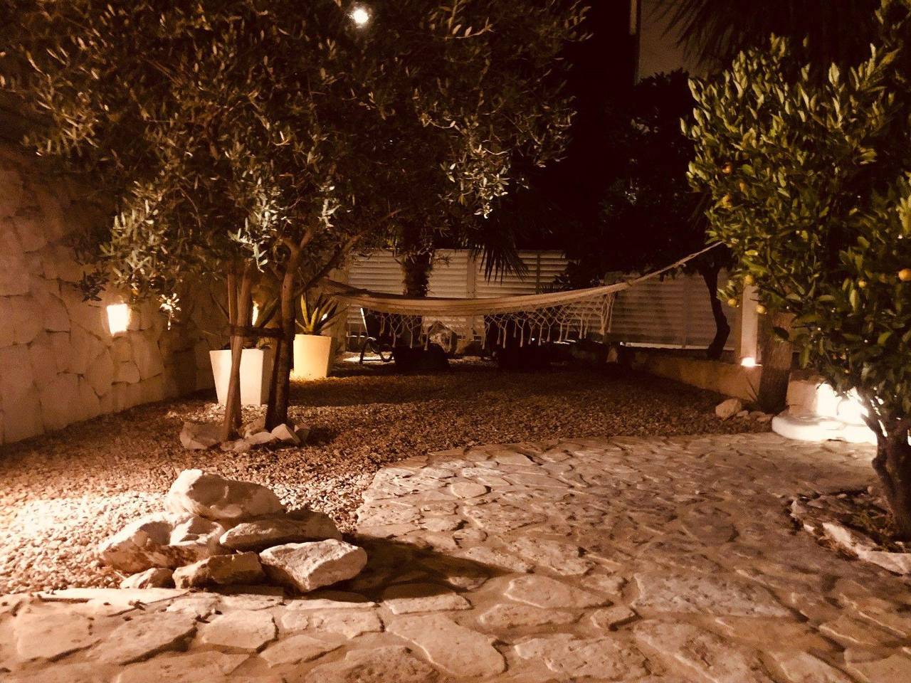 Freistehendes Ferienhaus auf 2 Etagen mit 2 Terrassen und großem privatem Garten mit Grill in Arbanija, Ciovo
