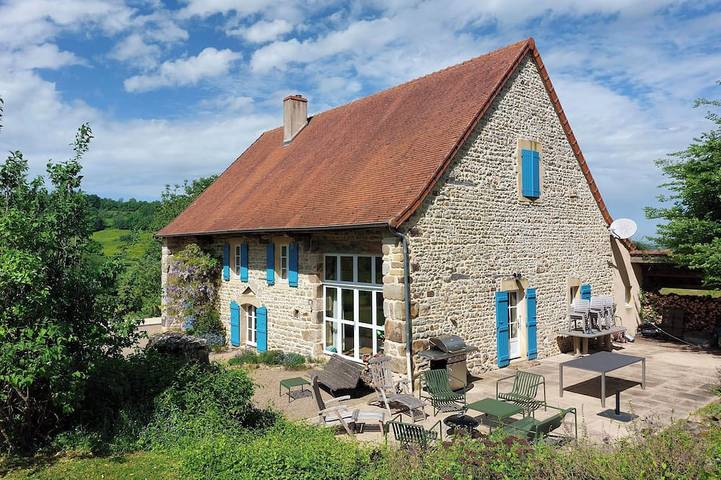 Gîte pour 11 personnes, avec jacuzzi ainsi que terrasse et jardin à Amanzé