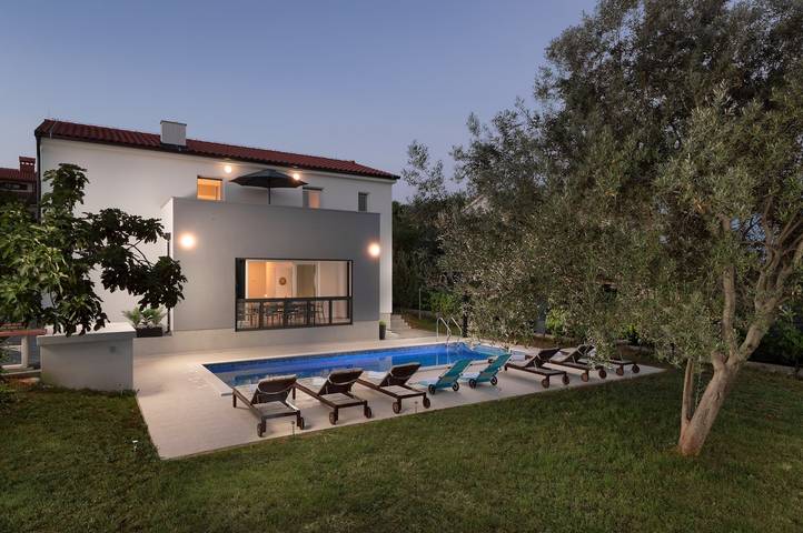 Villa für 8 Personen, mit Pool und Garten sowie Balkon in Medulin