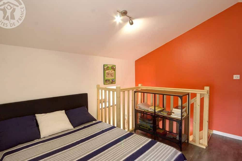 Appartement entier, Charmant gîte en pierres avec terrasse et barbecue, idéal pour 4 pers., animaux admis in La Chapelle-en-Lafaye, Montbrison