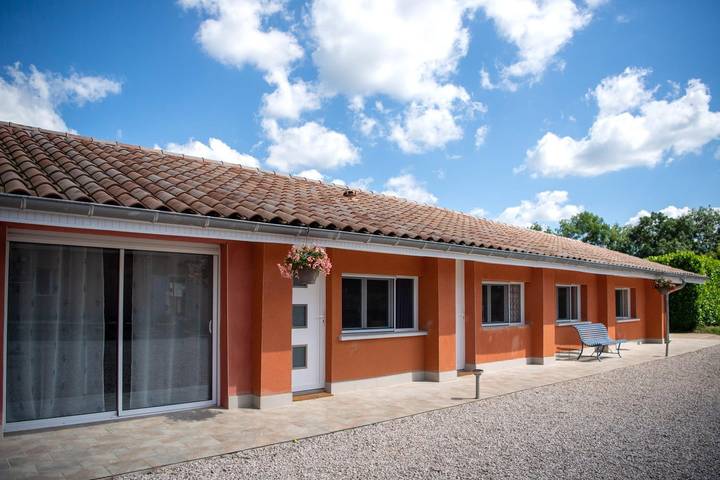 Gîte pour 4 personnes, avec Terrasse ainsi que Jardin et Piscine