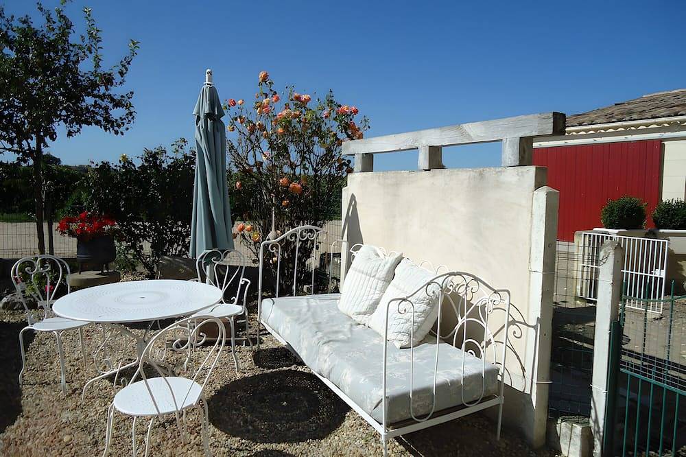 La Roseraie Guest Room with Private Terrace, Garden & Wi-Fi in Saint-Émilion in Saint-Émilion, Libourne region