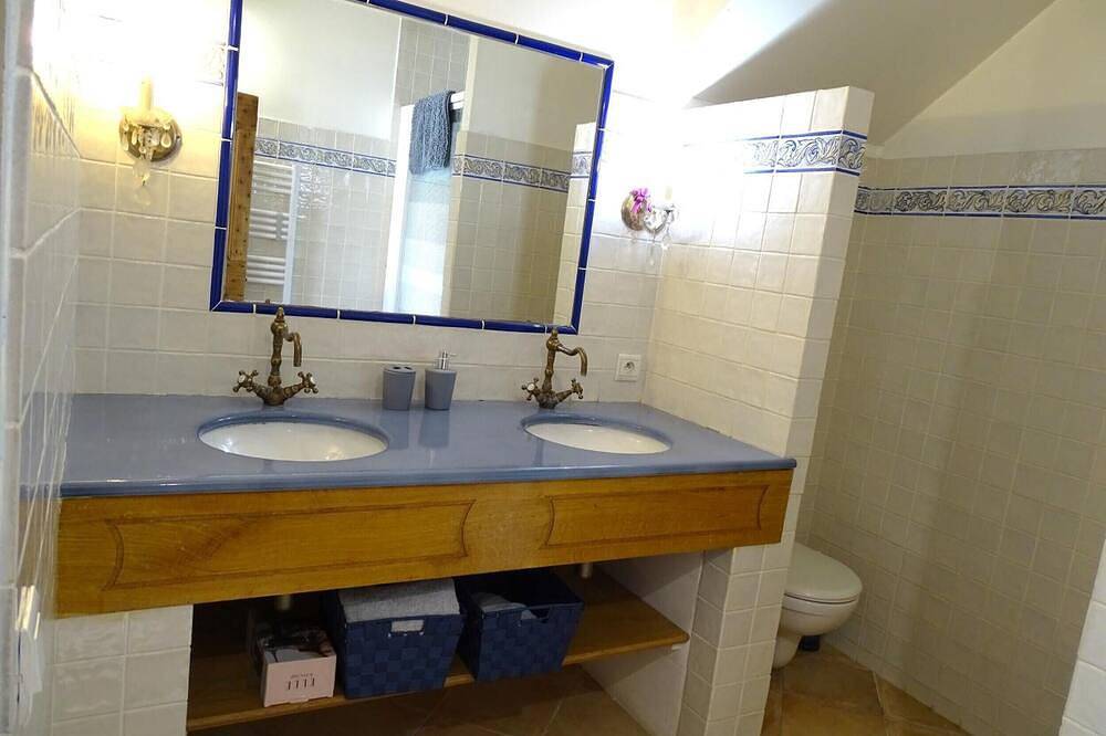 Gîte 'Le Gite Au Coin Du Feu' with Private Terrace, Wi-Fi and Air Conditioning in Cabannes, Arles region