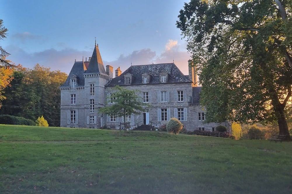 Suite in the English style at Le Château de la Coste in Saint-Julien (Côtes-d'Armor), Côtes-d'Armor