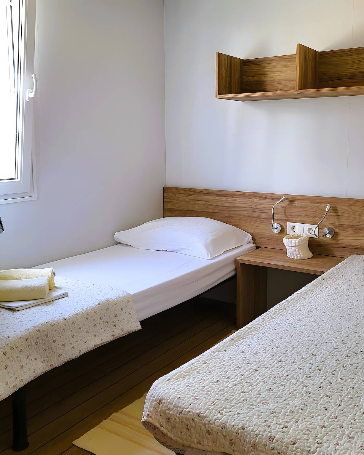 Mobile Home 'Kućica Br. 3 Plava' with Sea View, Wi-Fi and Air Conditioning in Zivogosce, Riwiera Makarska