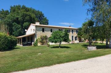 Agriturismo pour 10 personnes, avec piscine et terrasse ainsi que jacuzzi et jardin à Saint-Laurent-Médoc