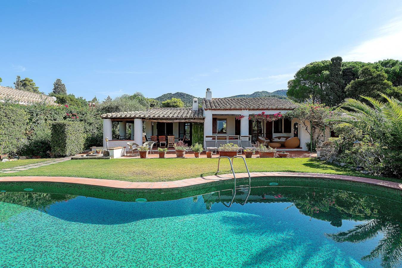 Villa Pounamu: splendid villa with pool facing the sea in Torre delle Stelle, Maracalagonis