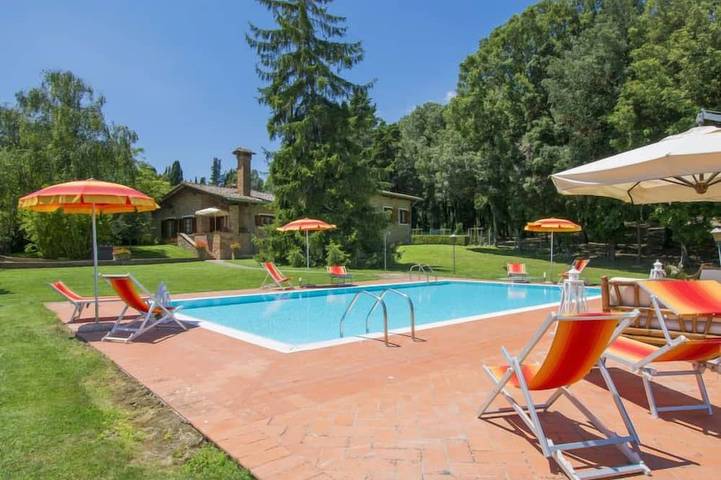 Bauernhof für 12 Personen, mit Balkon und Garten sowie Pool