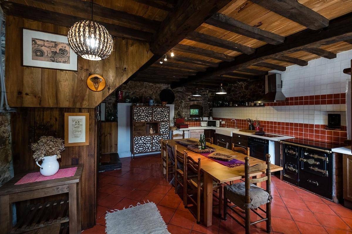 Quintana La Vega Casona asturiana in Oviedo, Cordillera Cantábrica