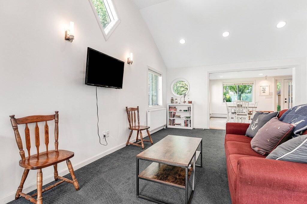 Dog-friendly lake escape with sunroom, high-speed Wifi, water views & central Ac in Rutland County