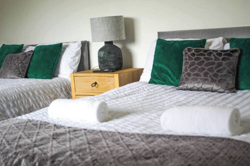 Entire apartment, Nec/Airport M6 Free Parking Available by Shm Stays in Solihull, Birmingham Area