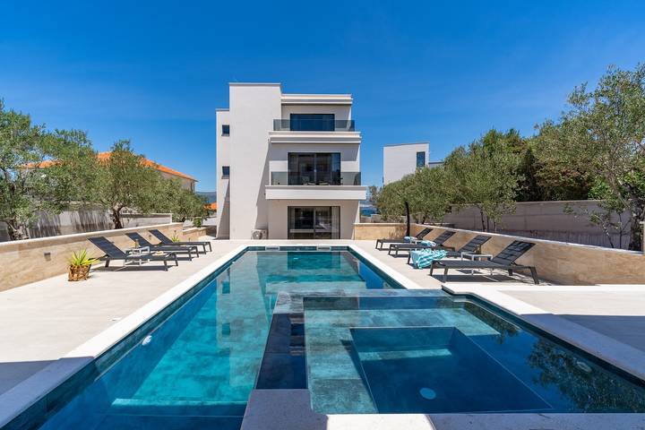Villa pour 10 personnes, avec Balcon/Terrasse et Jardin ainsi que Piscine et Sauna à Slatine