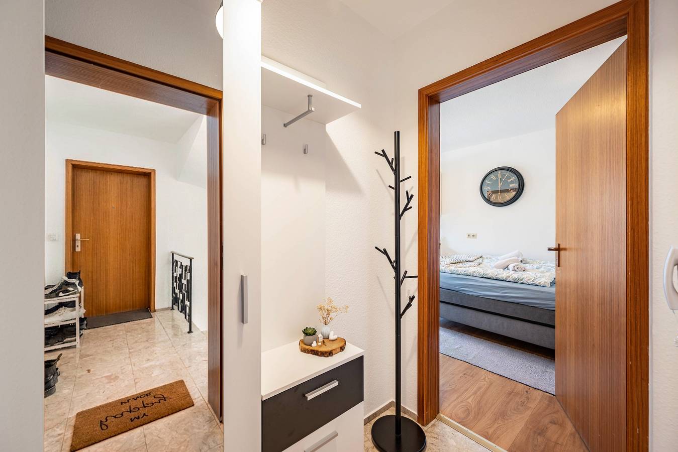 Ganze Wohnung, Landhaus Gisela 2.0 - Fewo 2, modern, hell, neu renoviert, Balkon mit Burgblick, zentral in Bad Liebenzell, Nordschwarzwald