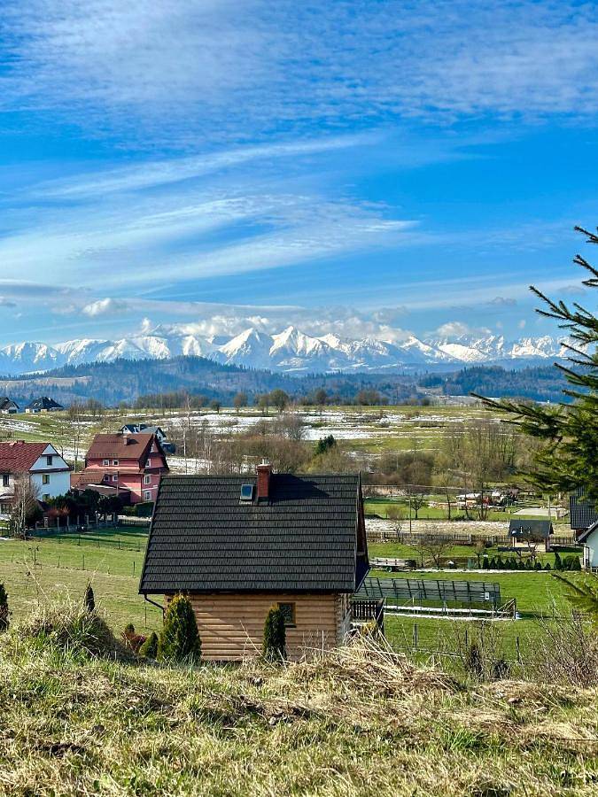 Pocztówka z Mizernej, drewniane domki, widok na Tatry, blisko Velo Czorsztyn, Jezioro Czorsztyńskie, rowery, spokojna okolica in Karpaty (Polska)