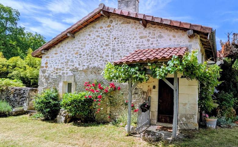Location de vacances pour 4 personnes, avec jardin ainsi que vue et piscine à La Gonterie-Boulouneix