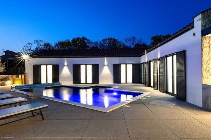 Ferienhaus für 12 Personen, mit Whirlpool und Pool sowie Garten