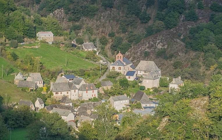 Location de vacances pour 2 personnes, avec jardin ainsi que vue et terrasse à Cassaniouze - 2
