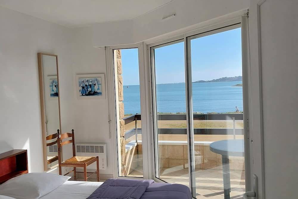 Apartamento entero, Perros-Guirec, T2, Vista Panorámica Al Mar De La Estancia, El Dormitorio Y La Terraza in Perros-Guirec, Costa de granito rosa