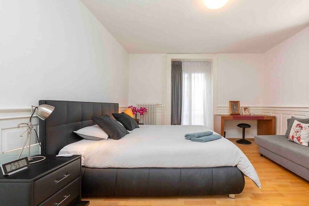 Entire apartment, Rare Gem - Downtown 2-Br Apt with Big Terrace Diamond in Zurich, Zurich district