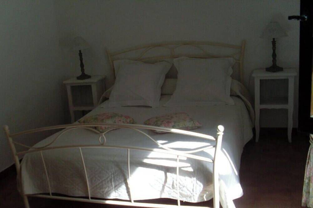 Country house. quiet nature location starry village, altitude800 m in Vachères, Regionaler Naturpark Luberon