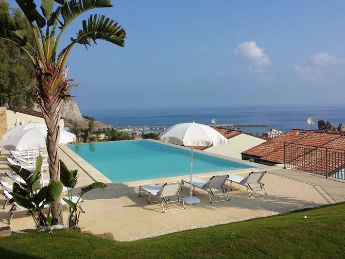 Ferienwohnung für 6 Personen, mit Balkon und Terrasse sowie Garten und Pool in Cefalù