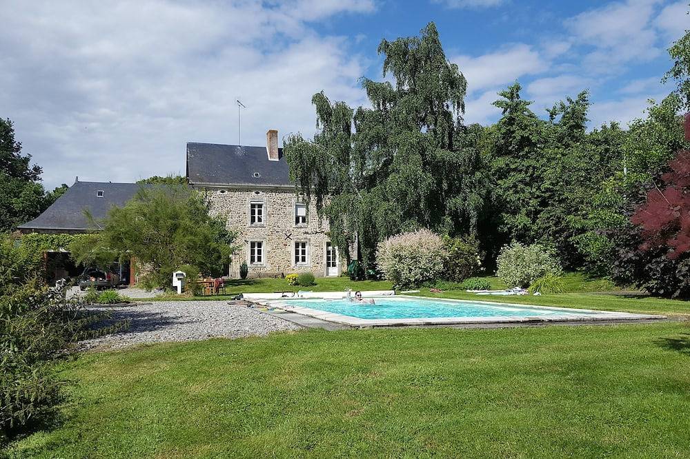 Lovely 9 bedroom house sleeping 18 with private pool in a tranquil setting. in Craon, Mayenne