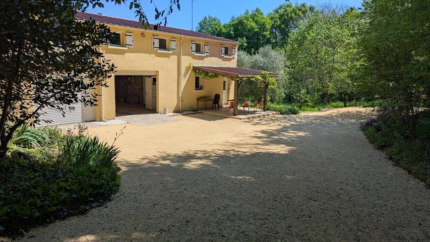 Location de vacances pour 9 personnes, avec Terrasse ainsi que Jardin et Vue à Saint-Maime-de-Péreyrol