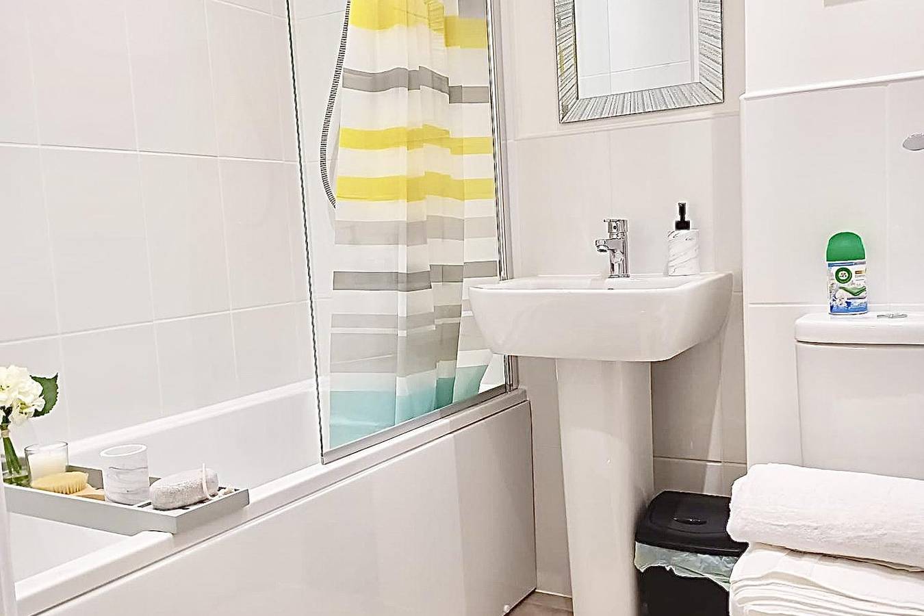 2 Bed House Sleeps 4 - Private Garden, Parking in Coventry, Birmingham und Umgebung