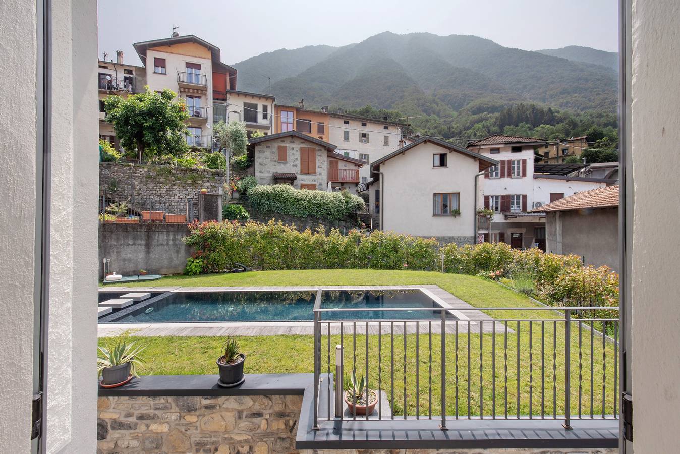 Appartamento intero, Appartamento '2' con vista lago, piscina condivisa e Wi-Fi in Bagnana (Lezzeno), Lezzeno