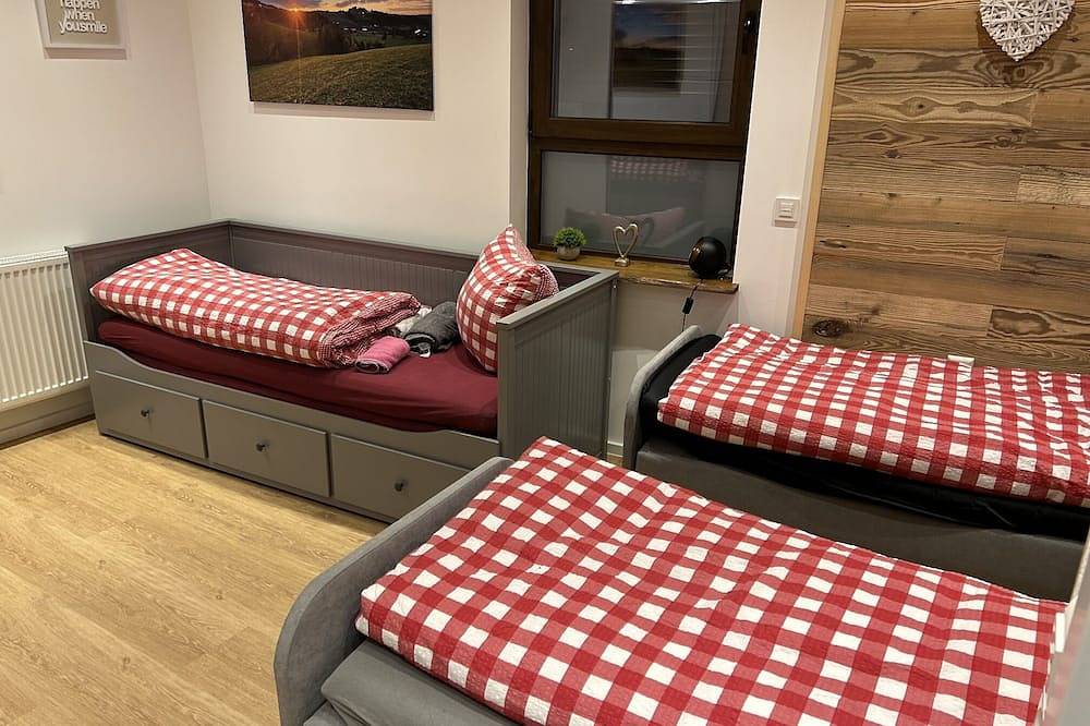 Ganze Wohnung, Neu renovierte 5 Zimmerwohnung im Allgäustyle. Zentral gelegen. in Stuttgart, Stuttgart Region