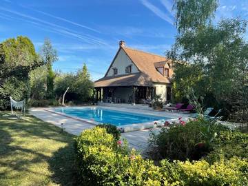 Gîte pour 15 personnes, avec vue ainsi que piscine et jardin à Cellettes