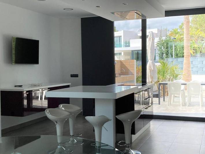 Location de vacances pour 10 personnes, avec balcon et vue ainsi que piscine et jardin à Cala Llenya - 4