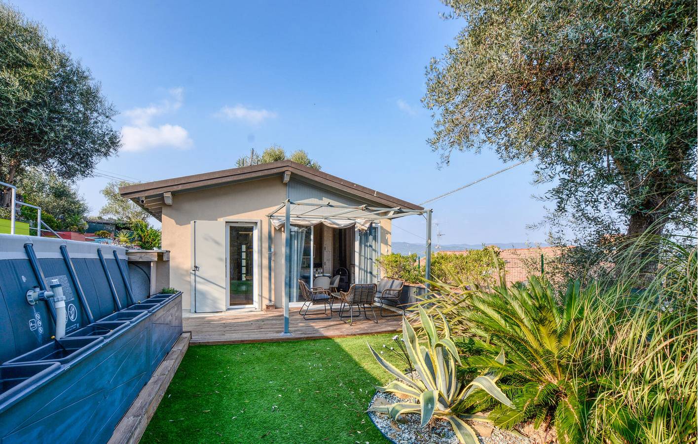 Apartamento con vistas al mar, piscina, WiFi y aire acondicionado, a 2,5 km de la playa in Gorleri, Diano Marina Municipio