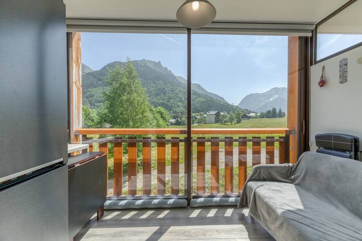 Hel lägenhet, Well-Equipped Studio with Enclosed Balcony and Mountain View in La Morte, Écrins National Park