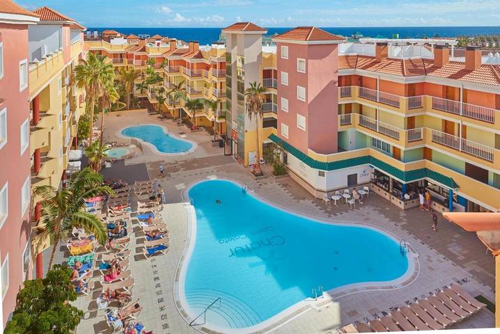 Hôtel pour 3 personnes, avec jardin et bassin pour enfant ainsi que vue et piscine