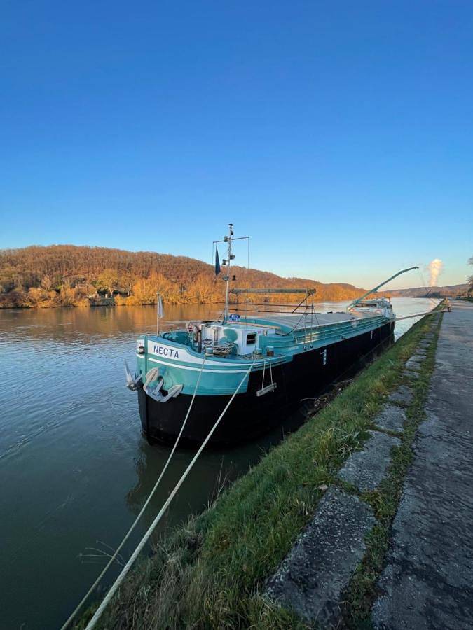 La péniche Necta in Huy, Région de Liège