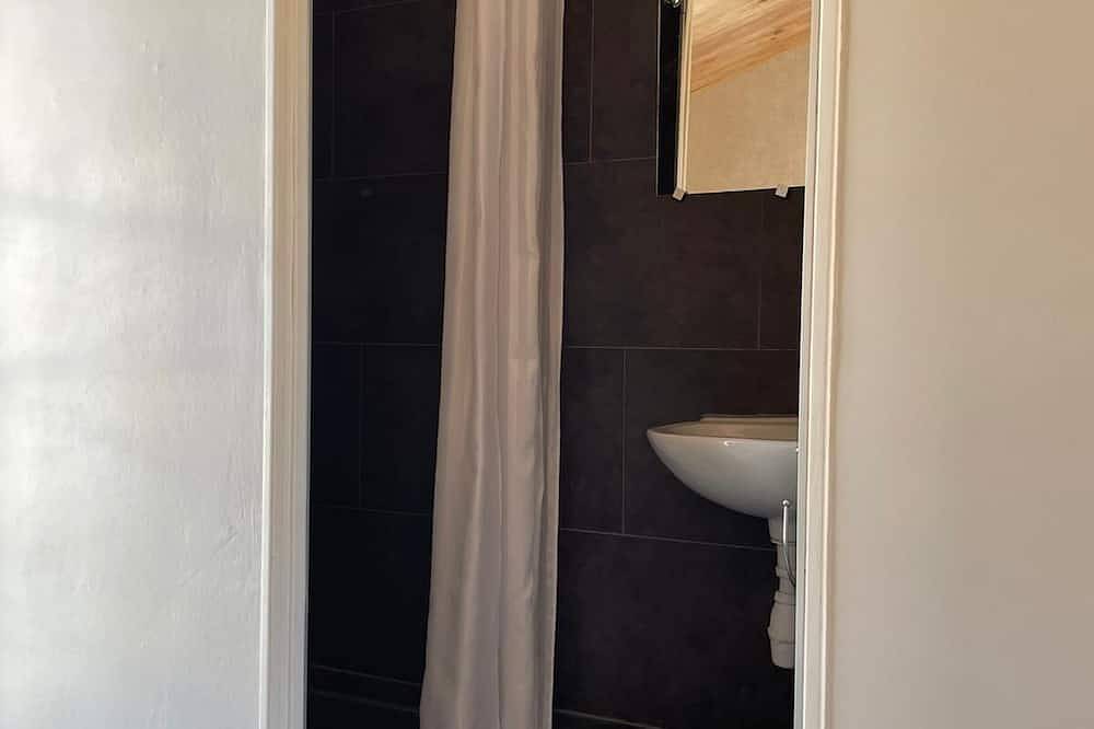 Apartamento entero, Estudio Arvert con terraza y jardín a 12,7 km de la costa salvaje. in Arvert, Côte de Beauté