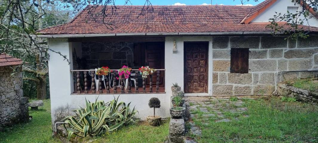Casa rural para 8 personas, con piscina además de vistas y jardín en Puenteareas
