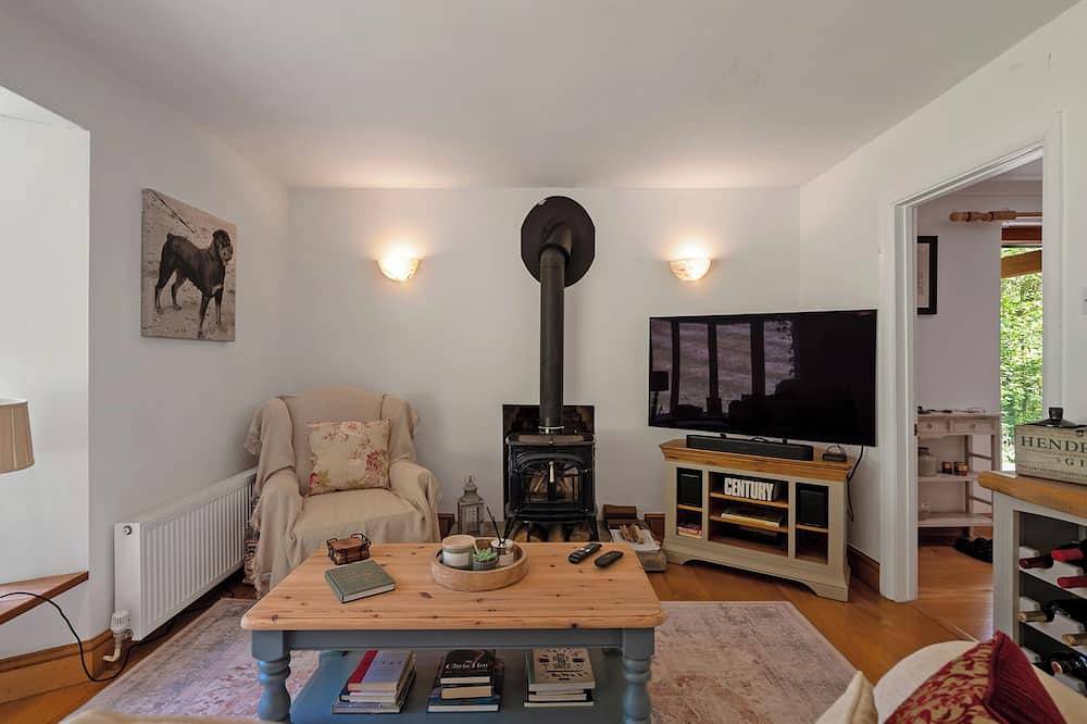 A Sanctuary in the Surrey Hills, surrounded by Serene Private Woods & Parkland in Effingham, Guildford