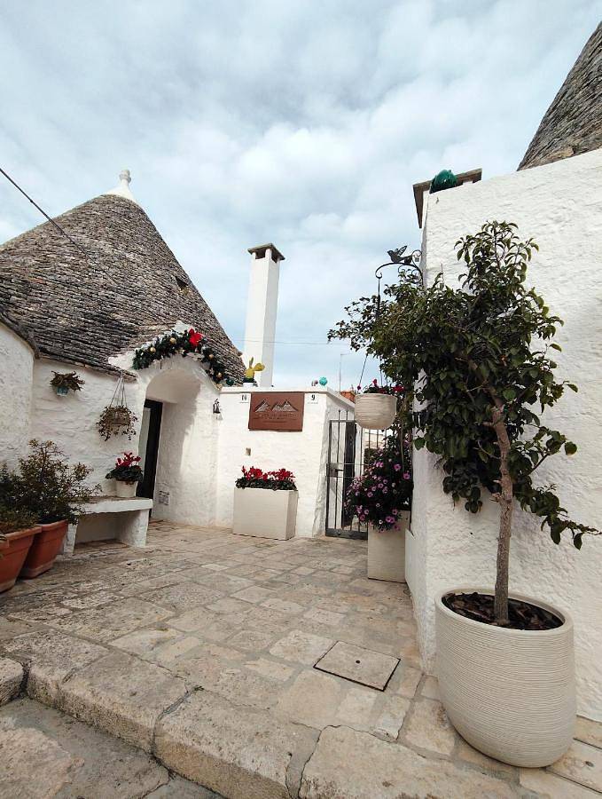 Trullo al vicoletto al civico 10, civico 8, civico 7 in Alberobello, Comune di Alberobello