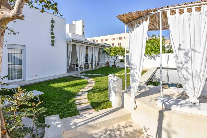 Gîte pour 2 personnes, avec jacuzzi ainsi que piscine et jardin à Ugento - 2