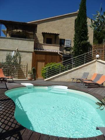 Location de vacances pour 8 personnes, avec piscine ainsi que vue et jardin, animaux acceptés à Aubres