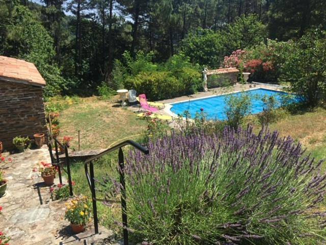 Chambre d’hôte pour 2 personnes, avec vue ainsi que piscine et balcon