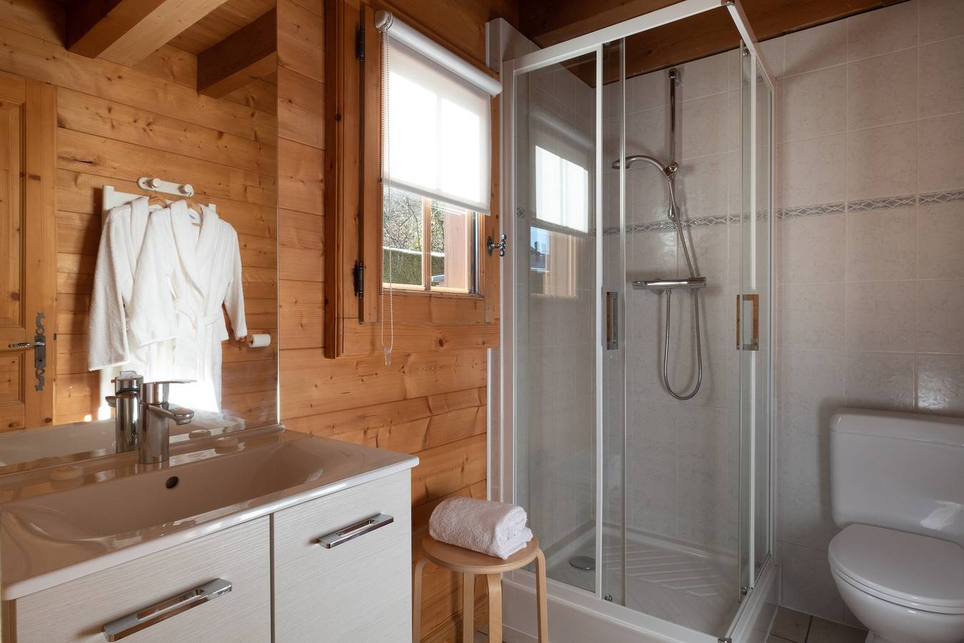 Chalet 'Mitoyen 4 Personnes' avec vue sur les montagnes, terrasse privée et Wi-Fi in Alex (Annecy), Région d'Annecy