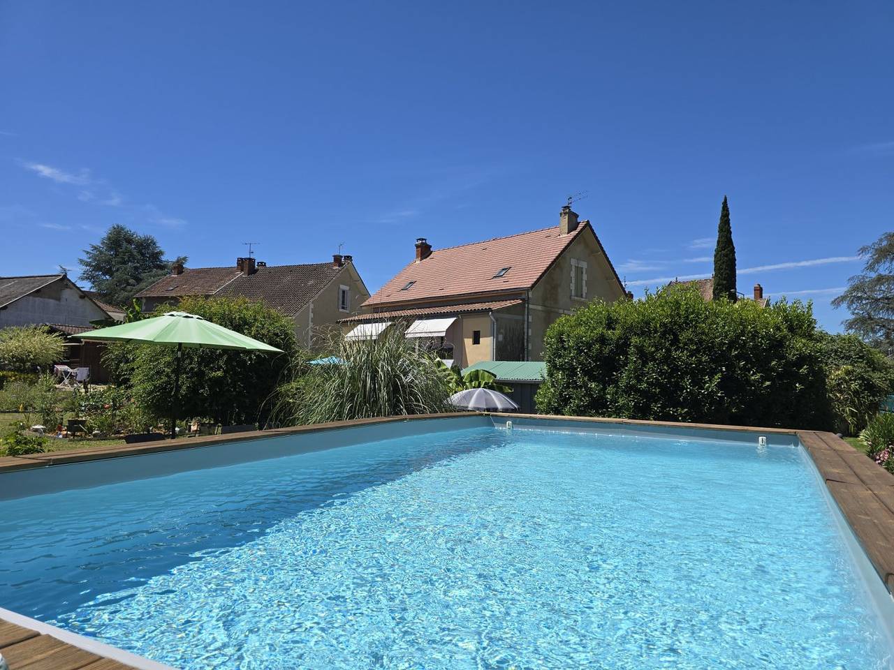 Chambres d'hôtes : Ecole Buissonnière - Chambre Paon in Le Buisson-de-Cadouin, Périgord Pourpre