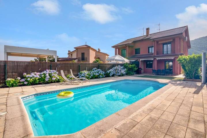Casa de vacaciones para 10 personas, con jardín además de vistas y piscina - 1