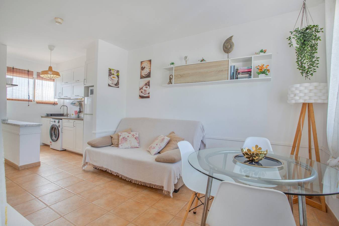 Apartamento entero, Apartamento vacacional 'Popcorn Beach House' con piscina compartida, balcón y Wi-Fi in Corralejo, La Oliva