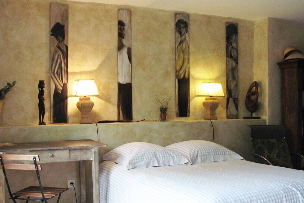 Appartement entier, Grand studio de charme avec  jardin dans maison de village in Saint-Gély-du-Fesc, Côte méditerranéenne (France)