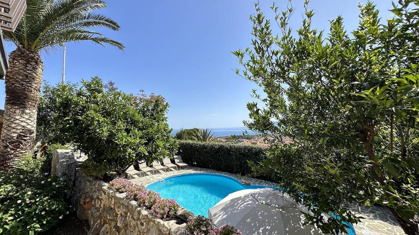 Gîte pour 7 personnes, avec Terrasse ainsi que Piscine et Vue à Castellammare del Golfo