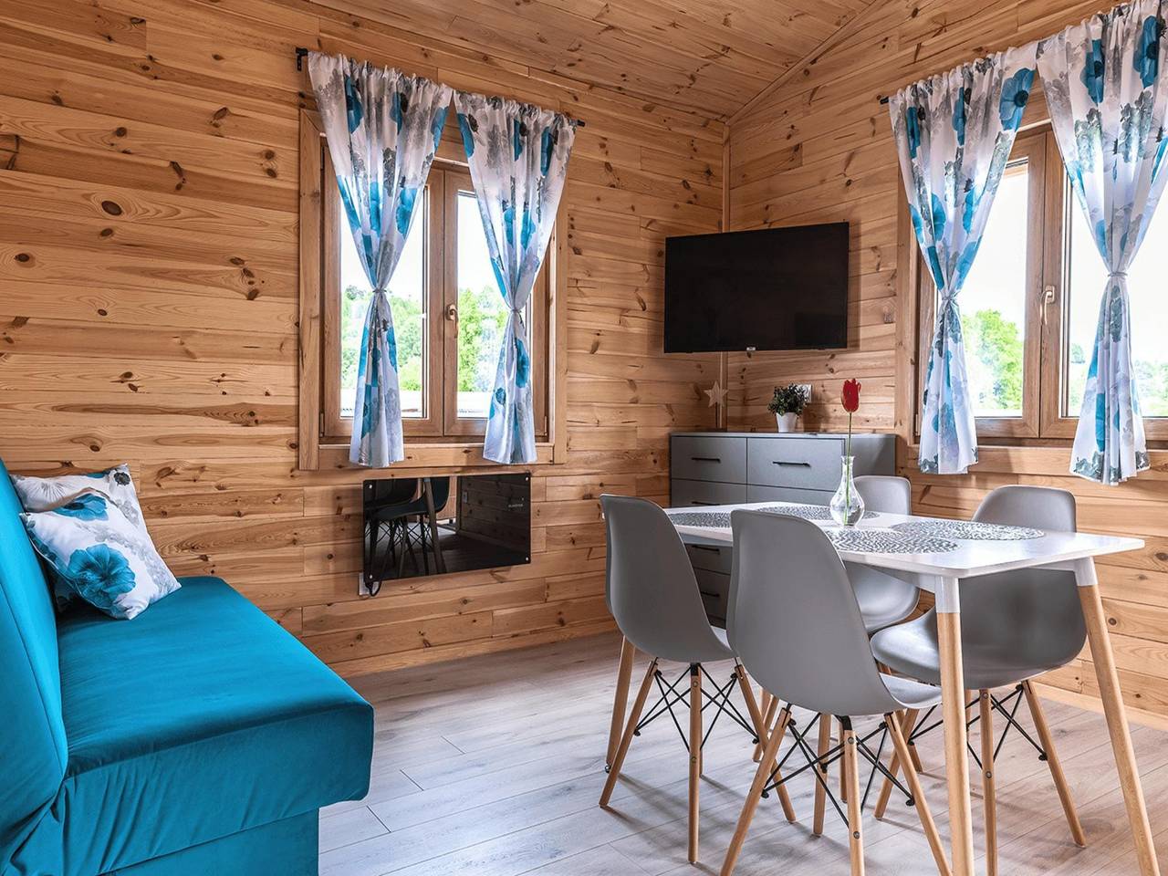 Luxushäuser in den Bergen, Spa-Zone in Sudeten (Polen)